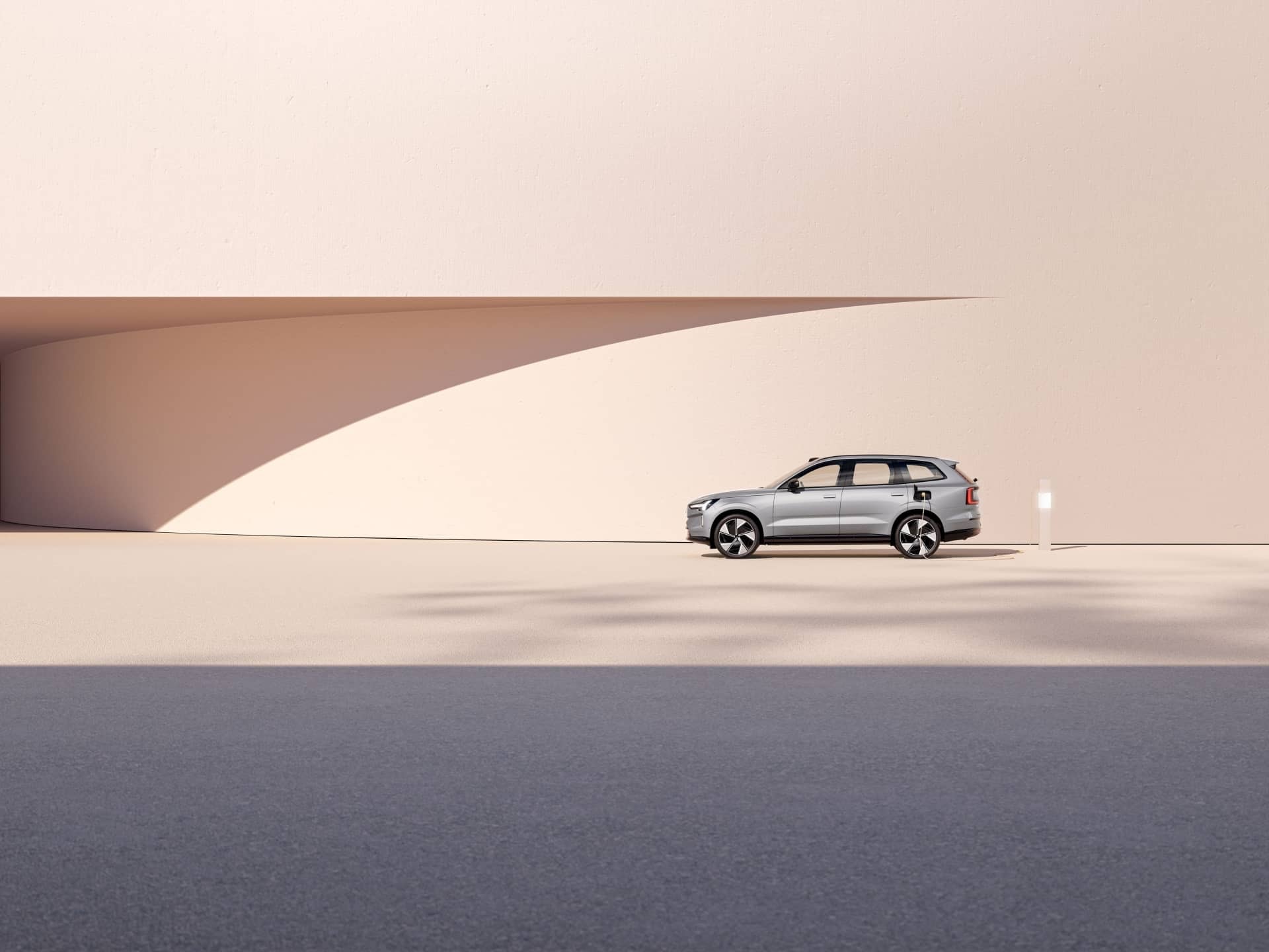 El Volvo EX90 aparcado, reflejando elegancia urbana y diseño escandinavo.