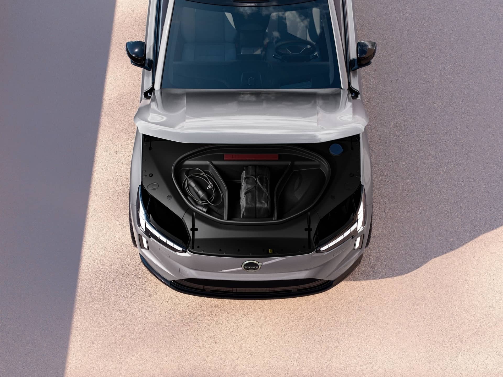 Detalle frontal del Volvo EX90 que muestra su característica parrilla.