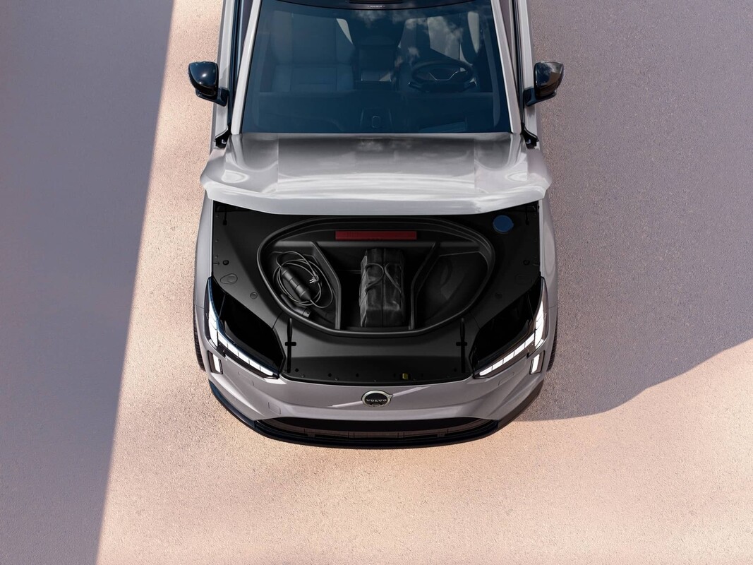 Detalle frontal del Volvo EX90 que muestra su característica parrilla. Detalle frontal del Volvo EX90 que muestra su característica parrilla.