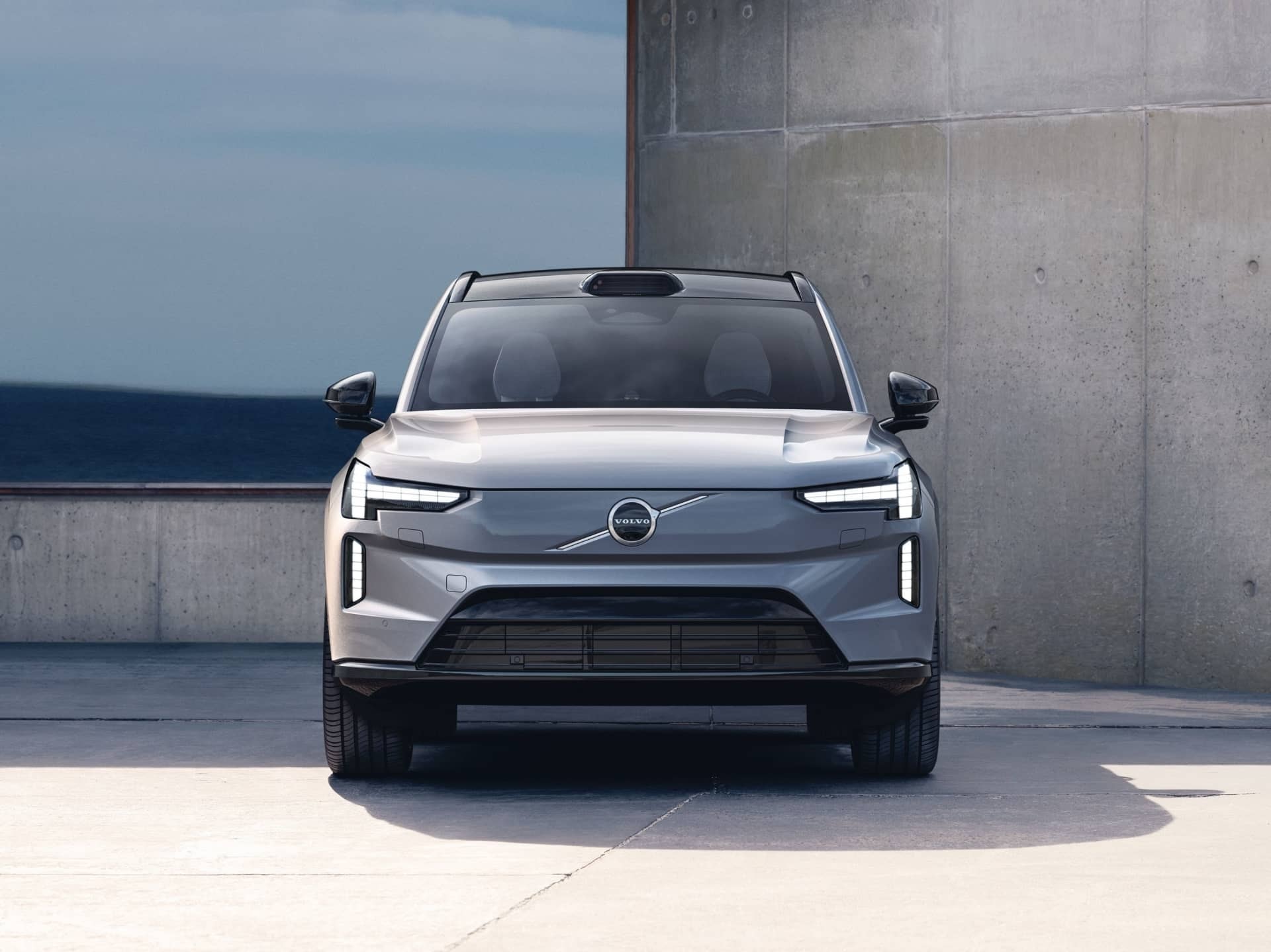 Imagen frontal del Volvo EX90, exhibiendo su característica parrilla y ópticas.