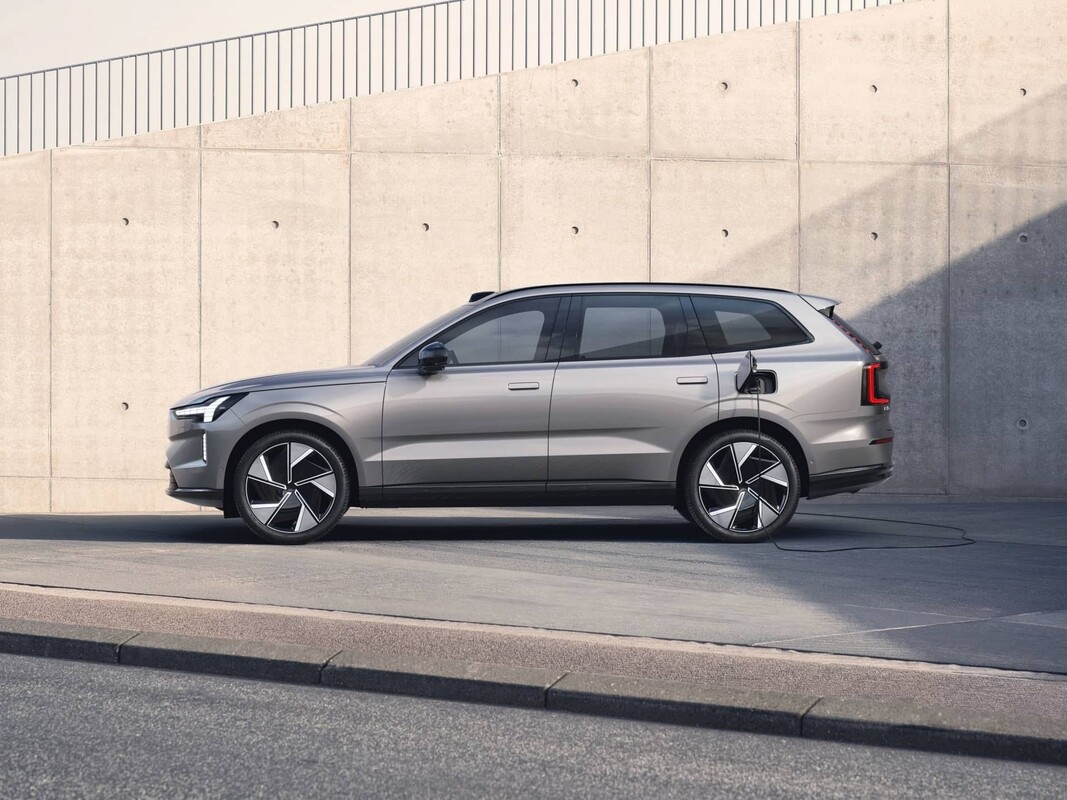 Perfil lateral del Volvo EX90 que muestra su equilibrio y líneas modernas. Perfil lateral del Volvo EX90 que muestra su equilibrio y líneas modernas.