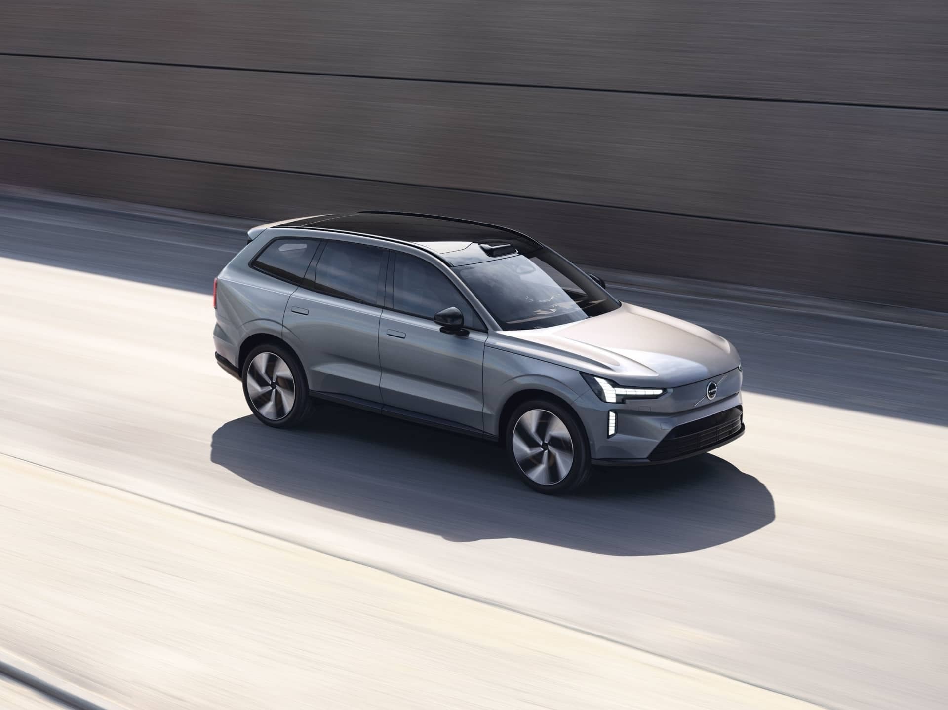 Perfil del Volvo EX90 capturando su aerodinámica y diseño moderno.