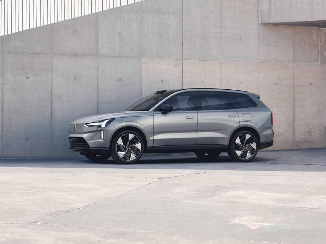 El Volvo EX90 visto lateralmente en reposo, subrayando su diseño escandinavo. El Volvo EX90 visto lateralmente en reposo, subrayando su diseño escandinavo.