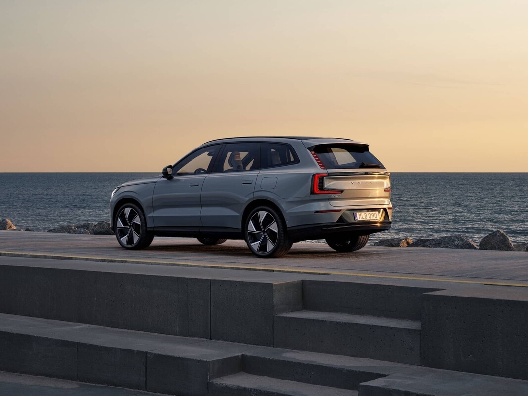 Vista trasera lateral del Volvo EX90 reflejando su diseño aerodinámico. Vista trasera lateral del Volvo EX90 reflejando su diseño aerodinámico.