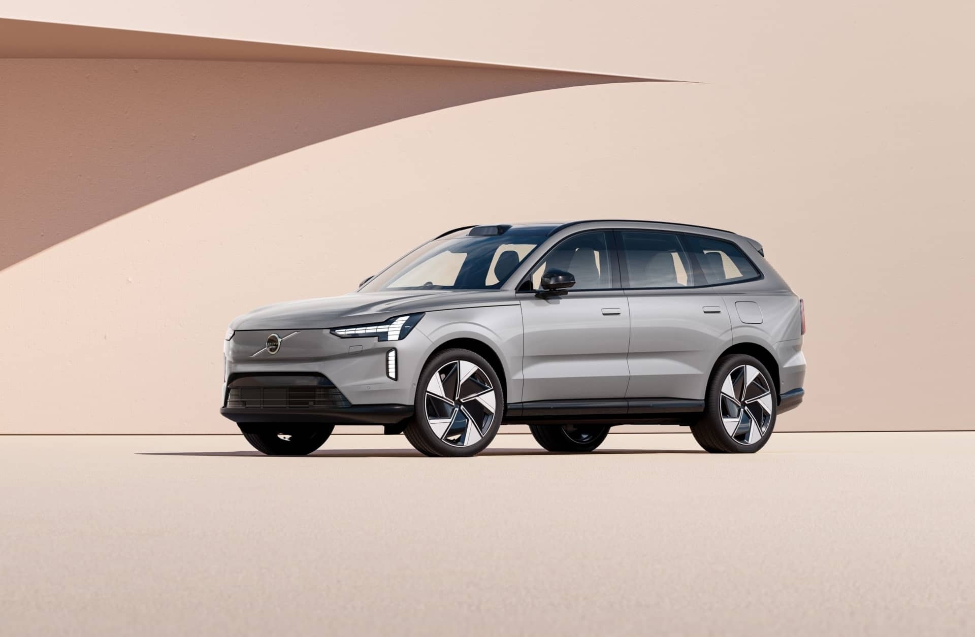 Volvo EX90 en vista lateral completa, resaltando su silueta moderna.