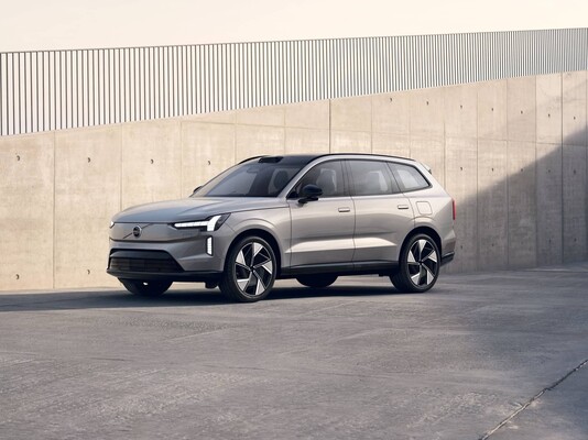 Vista lateral del Volvo EX90 destacando su diseño robusto y elegante. Vista lateral del Volvo EX90 destacando su diseño robusto y elegante.