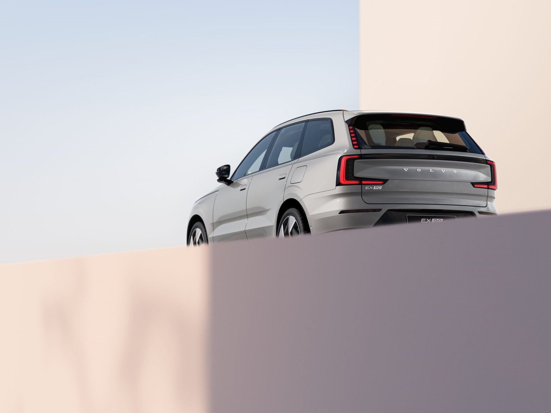 Trasera del Volvo EX90 con maletero abierto, mostrando capacidad de carga.