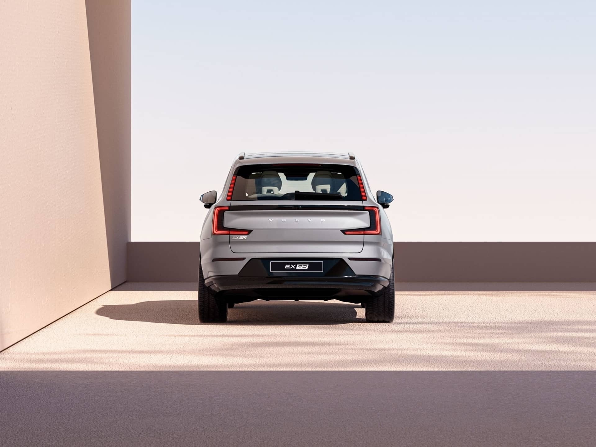 Imagen trasera del Volvo EX90, integrándose en un entorno minimalista.