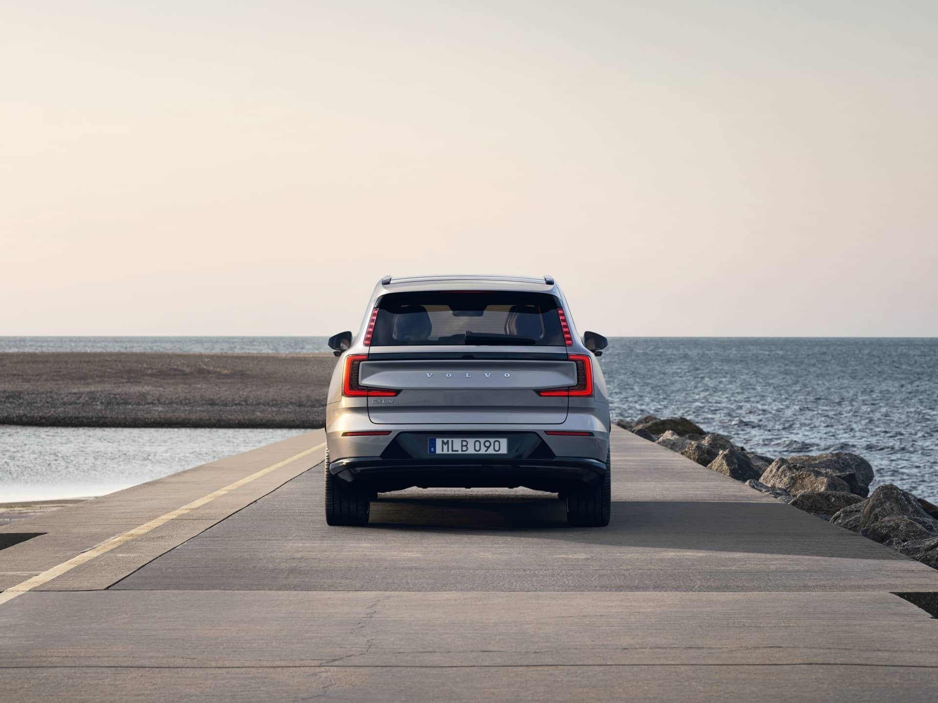 Vista completa de la trasera del Volvo EX90, destacando la continuidad de los pilotos.