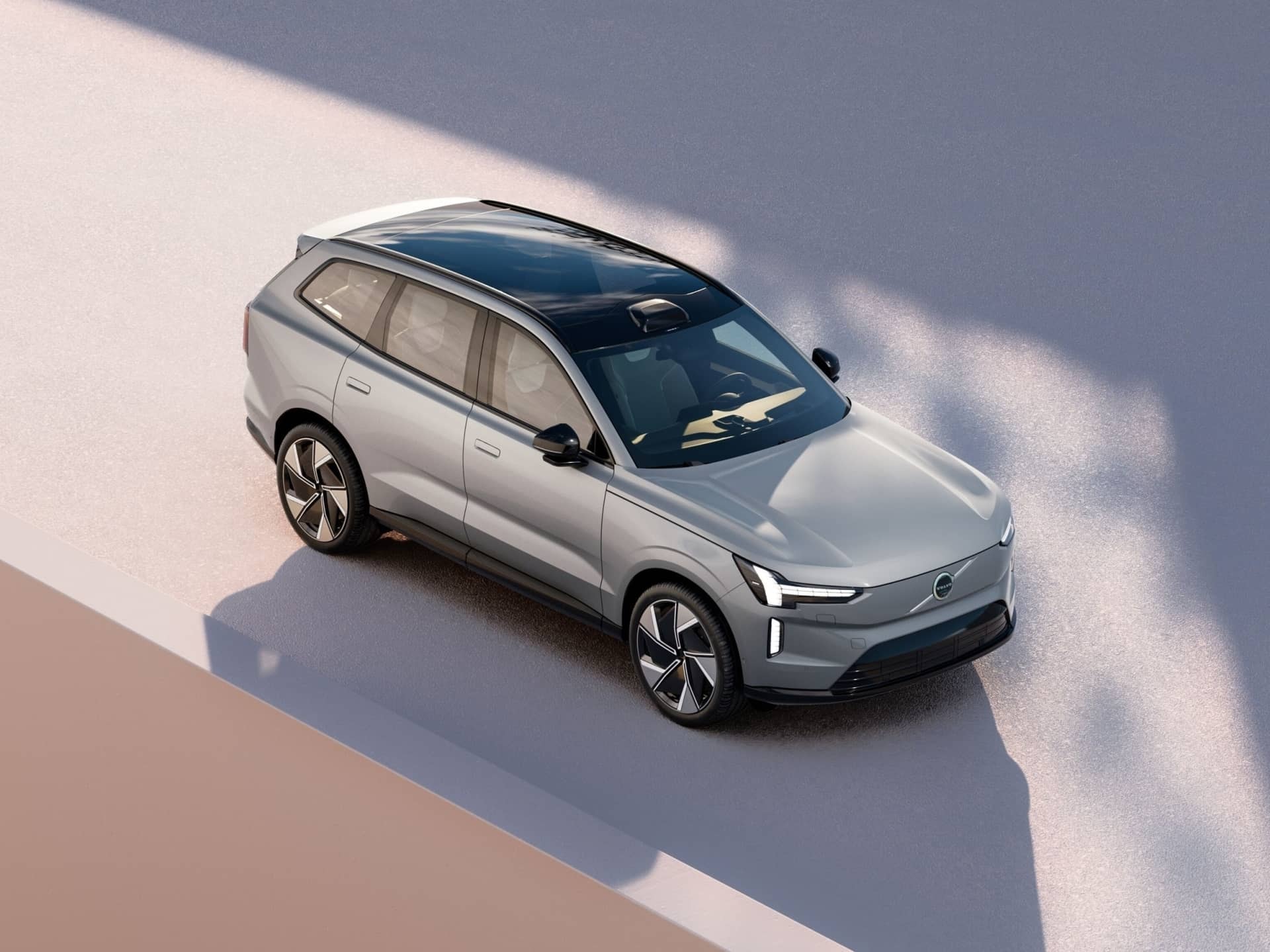 Vista superior del Volvo EX90 mostrando la línea del techo y la estructura.