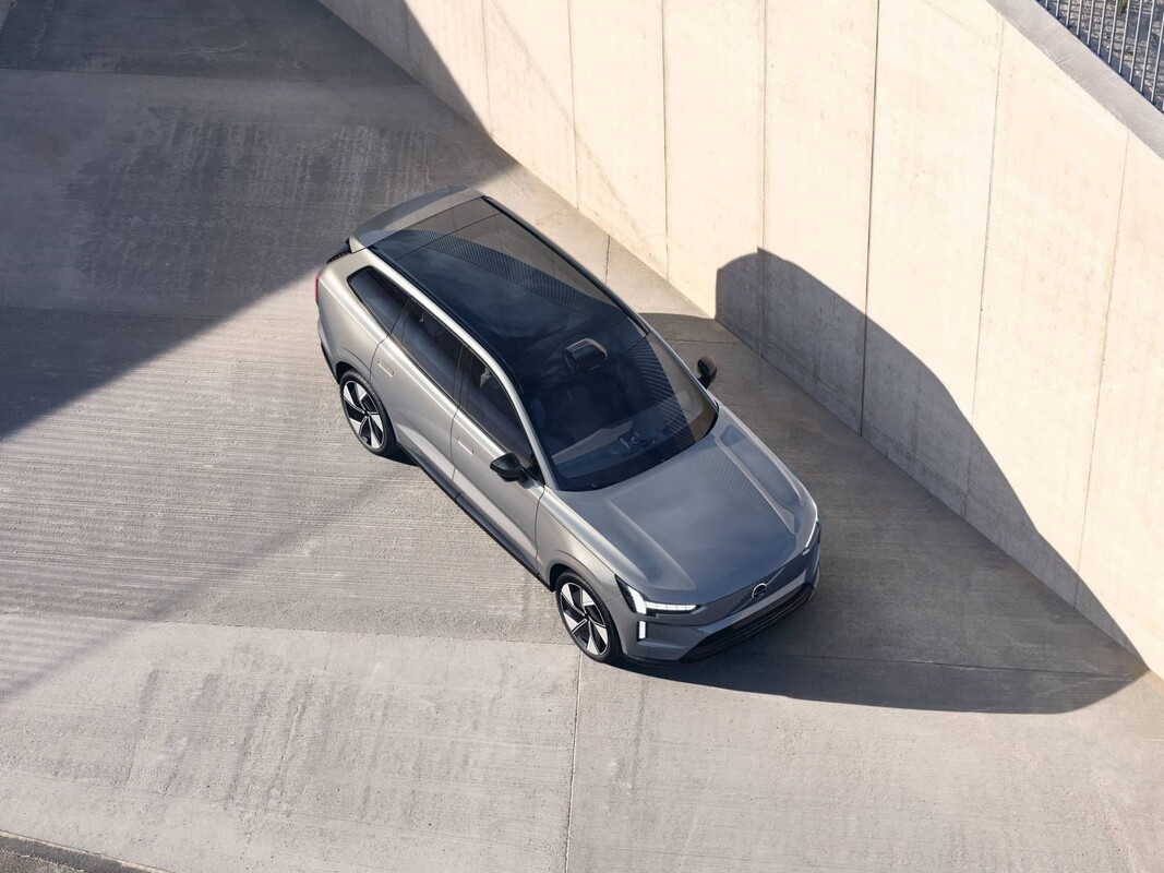 Vista aérea del Volvo EX90 destacando su diseño de techo y líneas. Vista aérea del Volvo EX90 destacando su diseño de techo y líneas.