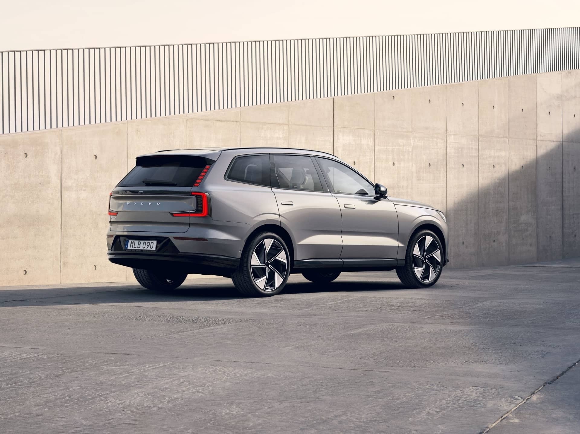 Vista trasera del Volvo EX90 con énfasis en la forma distintiva de sus pilotos.