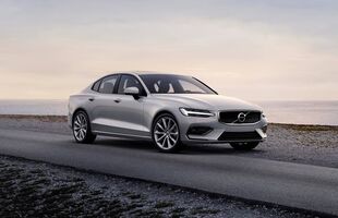 Volvo S60 Híbrido mostrando su línea dinámica y elegante frente al océano. Volvo S60 Híbrido mostrando su línea dinámica y elegante frente al océano.