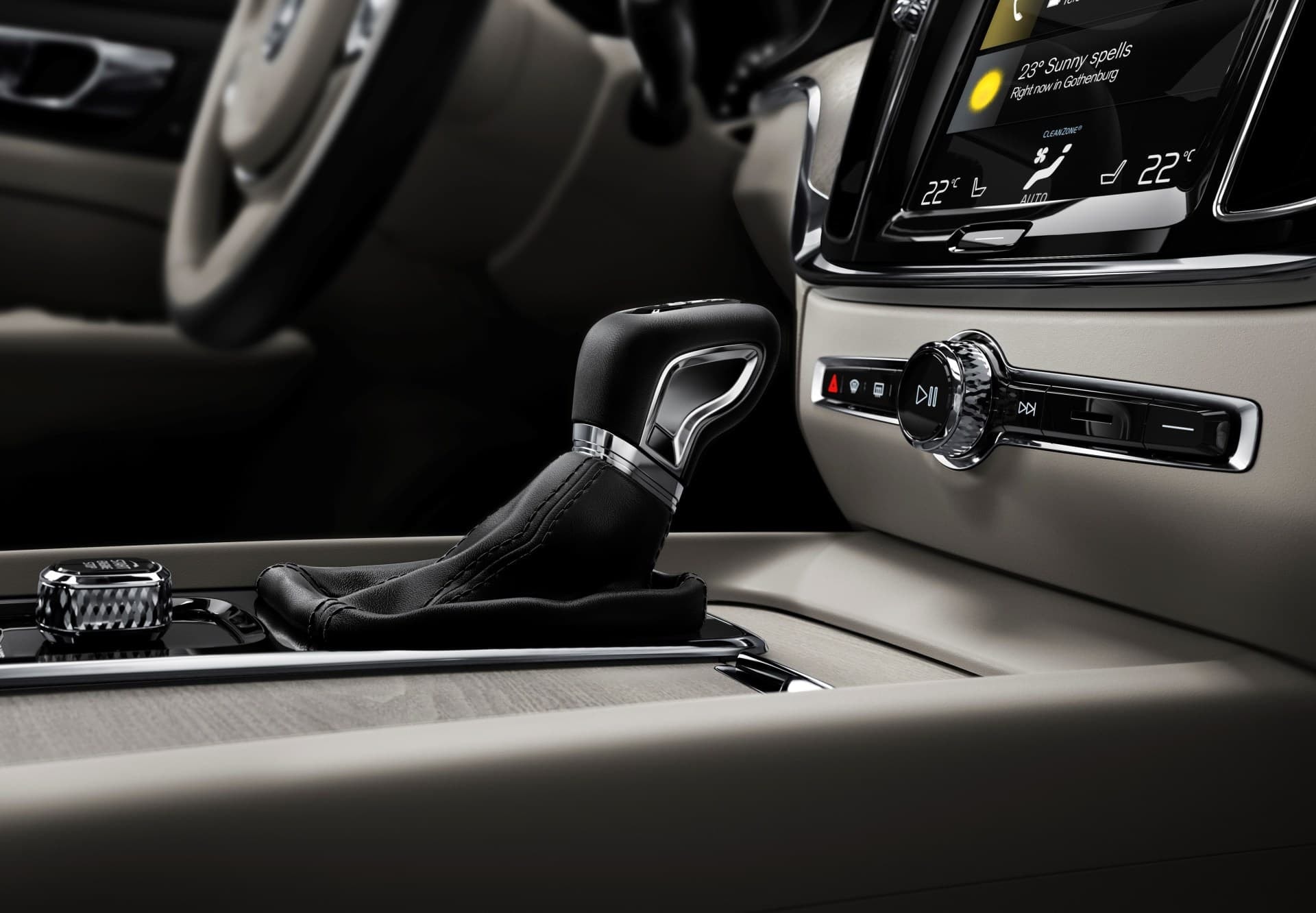 Centro de control con pantalla táctil y palanca de cambios del Volvo S60