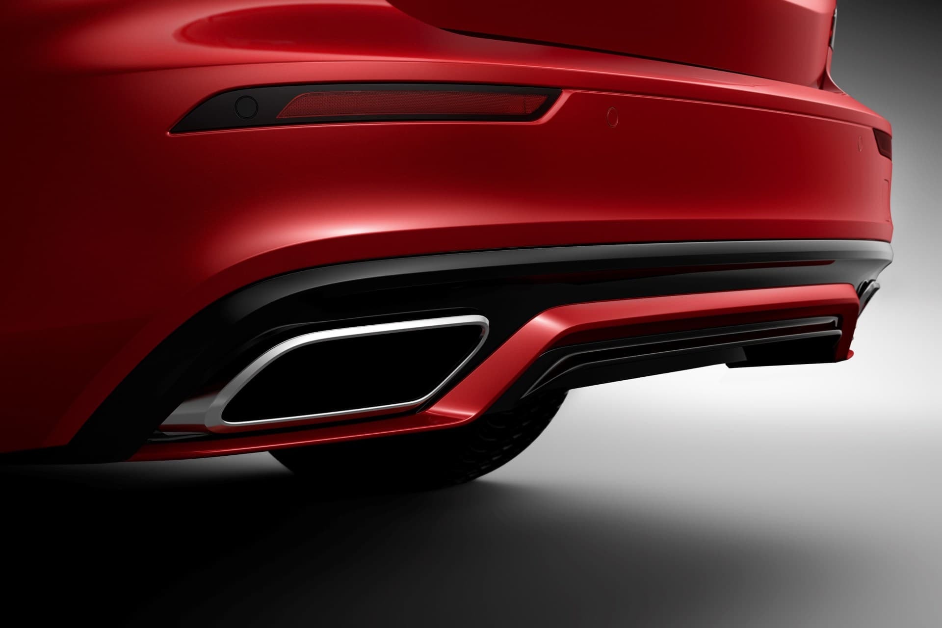 Detalle de los escapes y difusor trasero del Volvo S60.