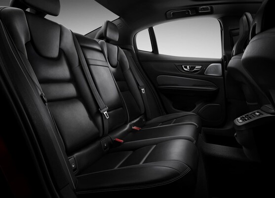 Espacio interior trasero mostrando los asientos de cuero del Volvo S60. Espacio interior trasero mostrando los asientos de cuero del Volvo S60.