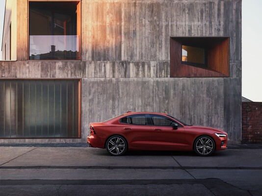 Perfil del Volvo S60 resaltando su diseño lateral y postura en un contexto urbano. Perfil del Volvo S60 resaltando su diseño lateral y postura en un contexto urbano.