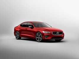 Vista frontal y lateral del Volvo S60 en un deslumbrante rojo. Vista frontal y lateral del Volvo S60 en un deslumbrante rojo.
