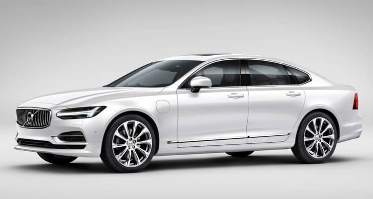 Imagen del Volvo S90 Híbrido mostrando su frente y lateral que subrayan su estilo sofisticado.