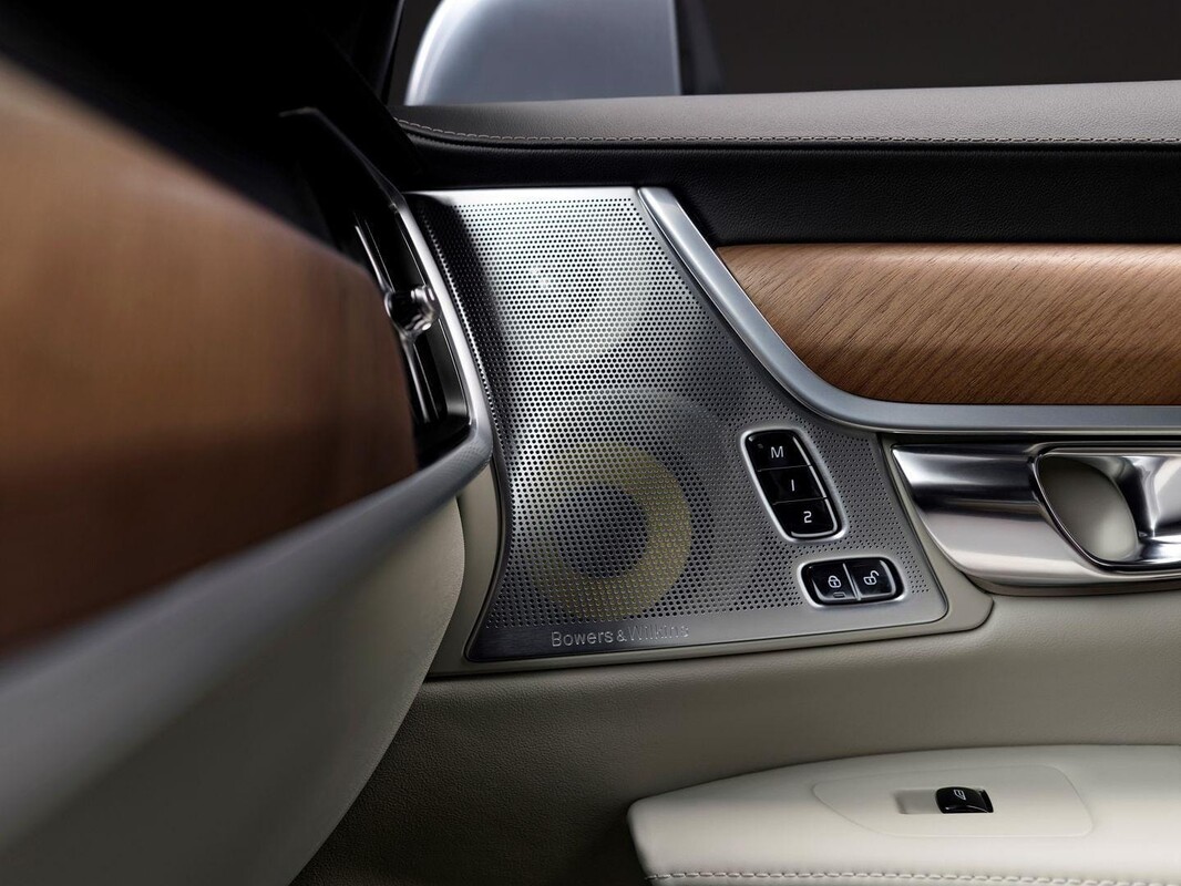 Altavoces de sonido envolvente Bowers & Wilkins en interior de lujo. Altavoces de sonido envolvente Bowers & Wilkins en interior de lujo.