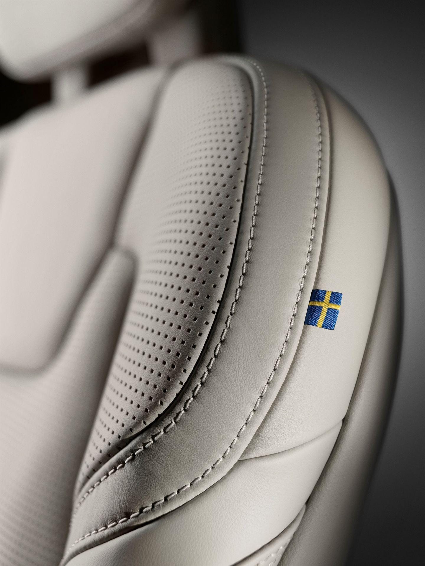 Detalle de la costura y emblema en el asiento de cuero del Volvo S90.