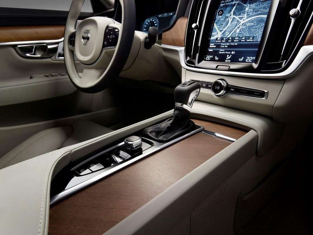 Consola central y pantalla táctil del Volvo S90, acabados de elegancia. Consola central y pantalla táctil del Volvo S90, acabados de elegancia.
