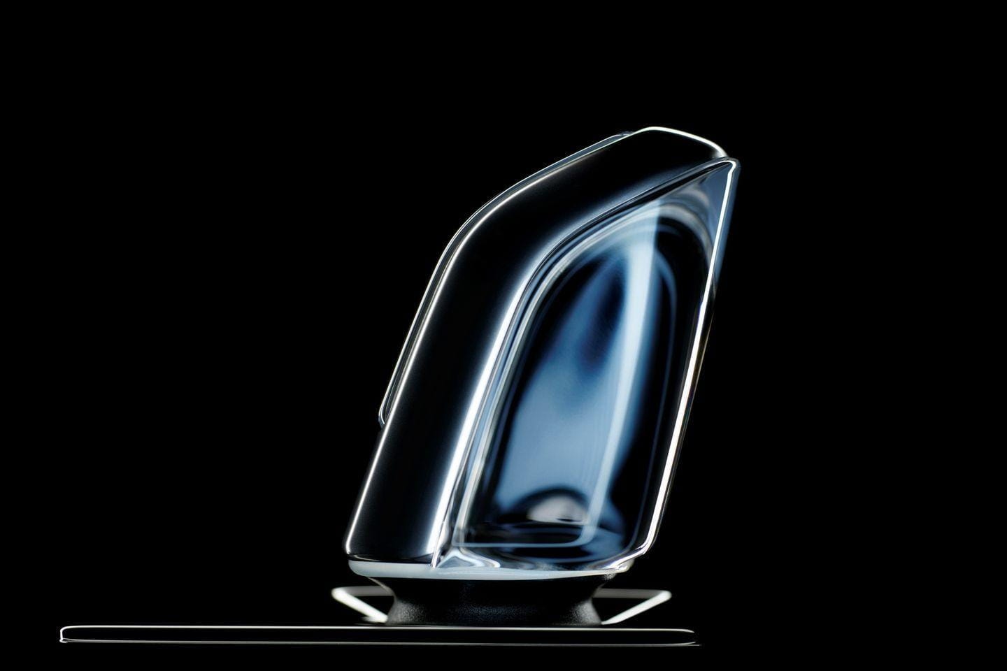 Emblema Volvo iluminado destacando su elegancia y diseño.