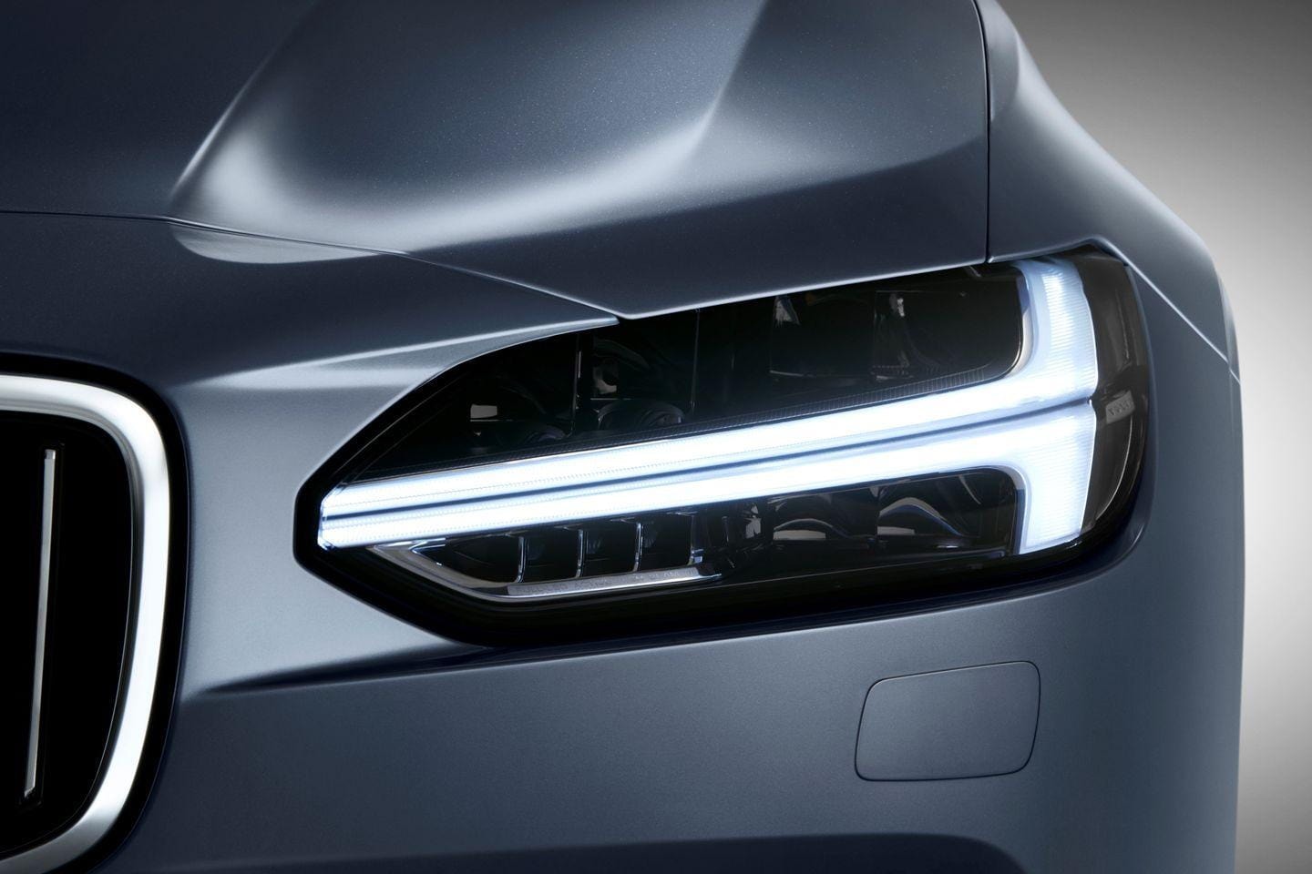 Close-up de los faros delanteros LED del Volvo S90.