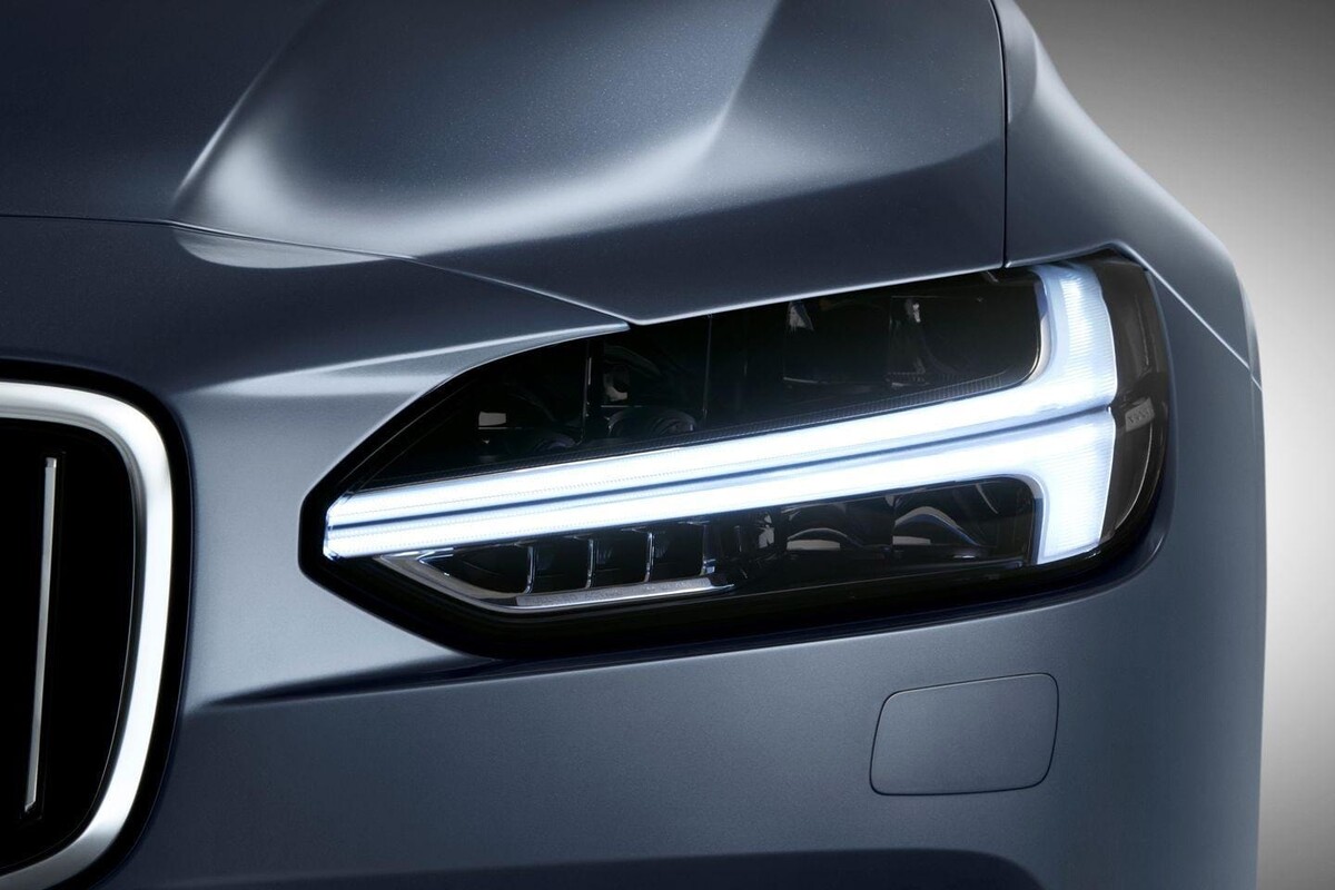 Close-up de los faros delanteros LED del Volvo S90. Close-up de los faros delanteros LED del Volvo S90.