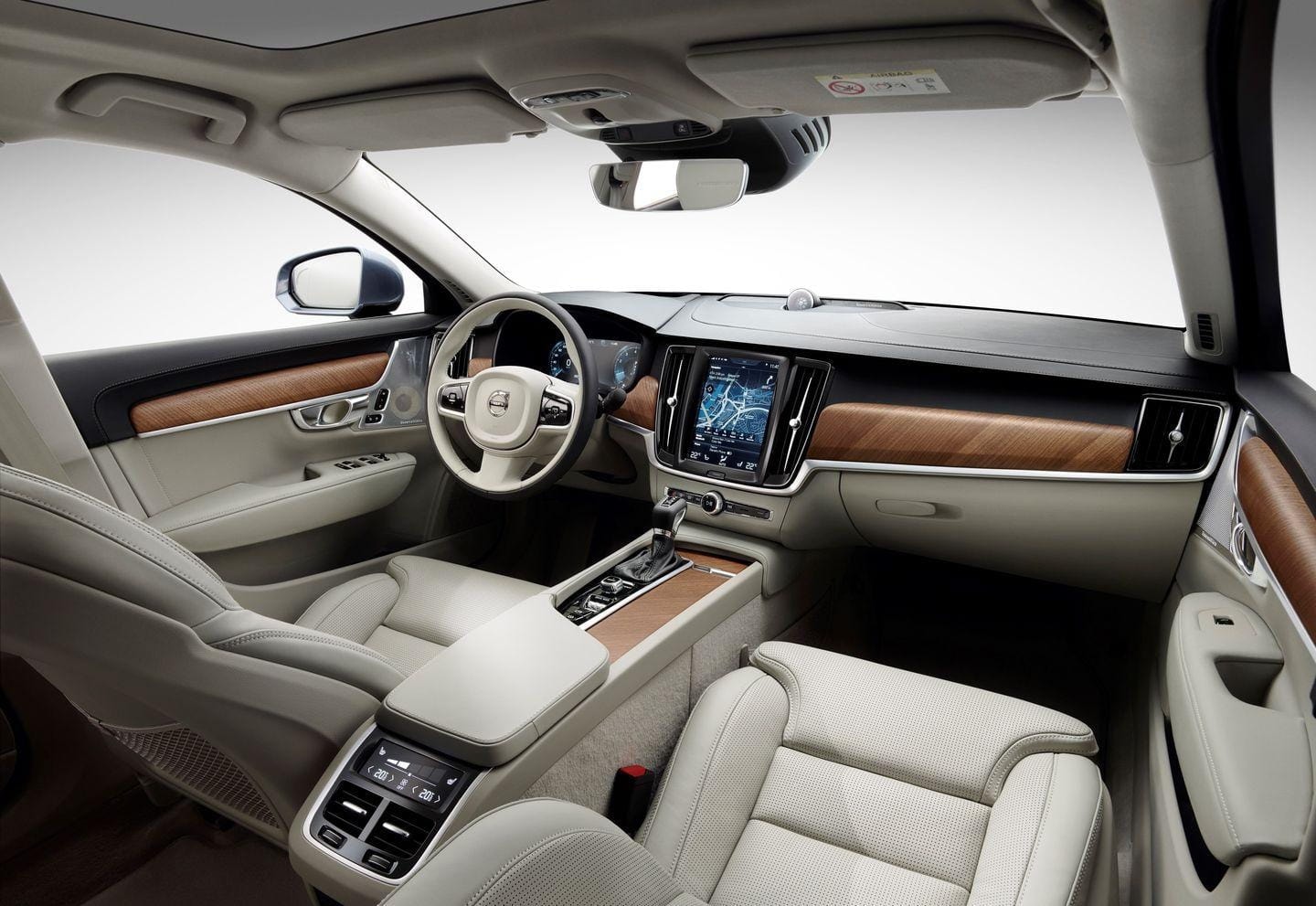 Vista del interior lujoso del Volvo S90, con énfasis en los asientos de cuero.