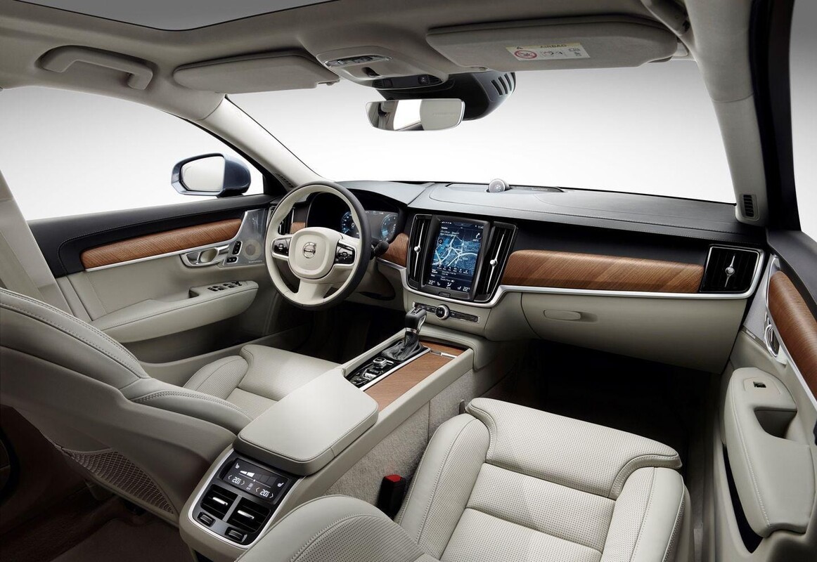 Vista del interior lujoso del Volvo S90, con énfasis en los asientos de cuero. Vista del interior lujoso del Volvo S90, con énfasis en los asientos de cuero.