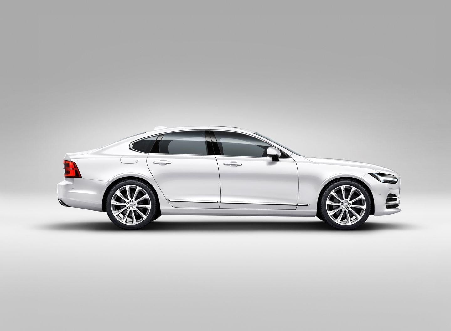 Perfil lateral del Volvo S90 en acabado blanco.