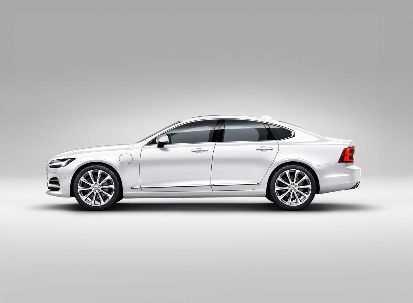 Volvo S90 lateral, destacando su línea y diseño sencillo.