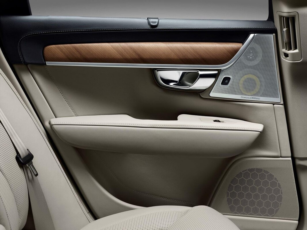 Detalles de la puerta con inserciones de madera y materiales premium. Detalles de la puerta con inserciones de madera y materiales premium.
