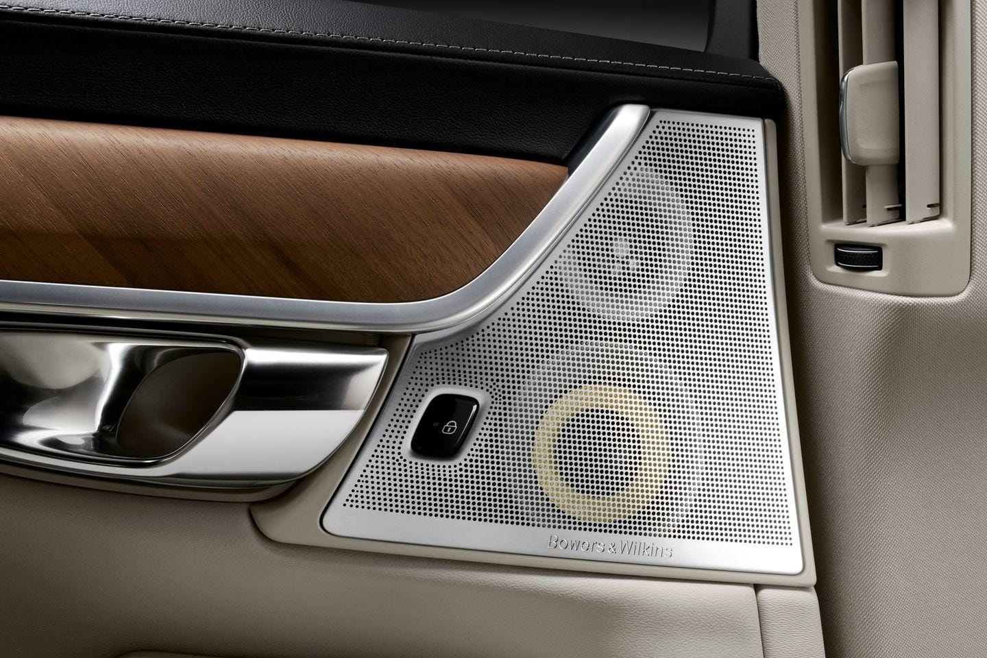 Imagen del detalle del sistema de audio de alta fidelidad Bowers & Wilkins.