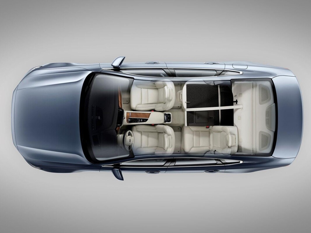 Vista superior resaltando el techo panorámico del Volvo S90. Vista superior resaltando el techo panorámico del Volvo S90.