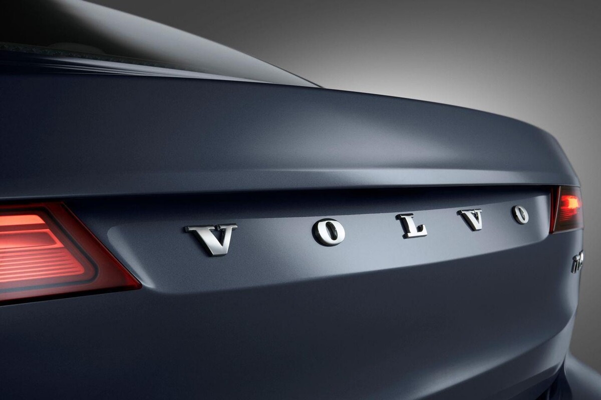 Vista detallada de la parte trasera y nombre del Volvo S90. Vista detallada de la parte trasera y nombre del Volvo S90.