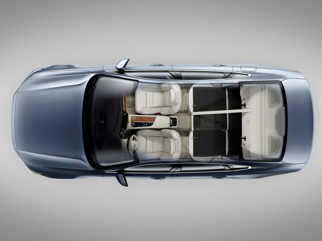 Vista aérea del Volvo S90 con el maletero abierto, realzando su funcionalidad. Vista aérea del Volvo S90 con el maletero abierto, realzando su funcionalidad.