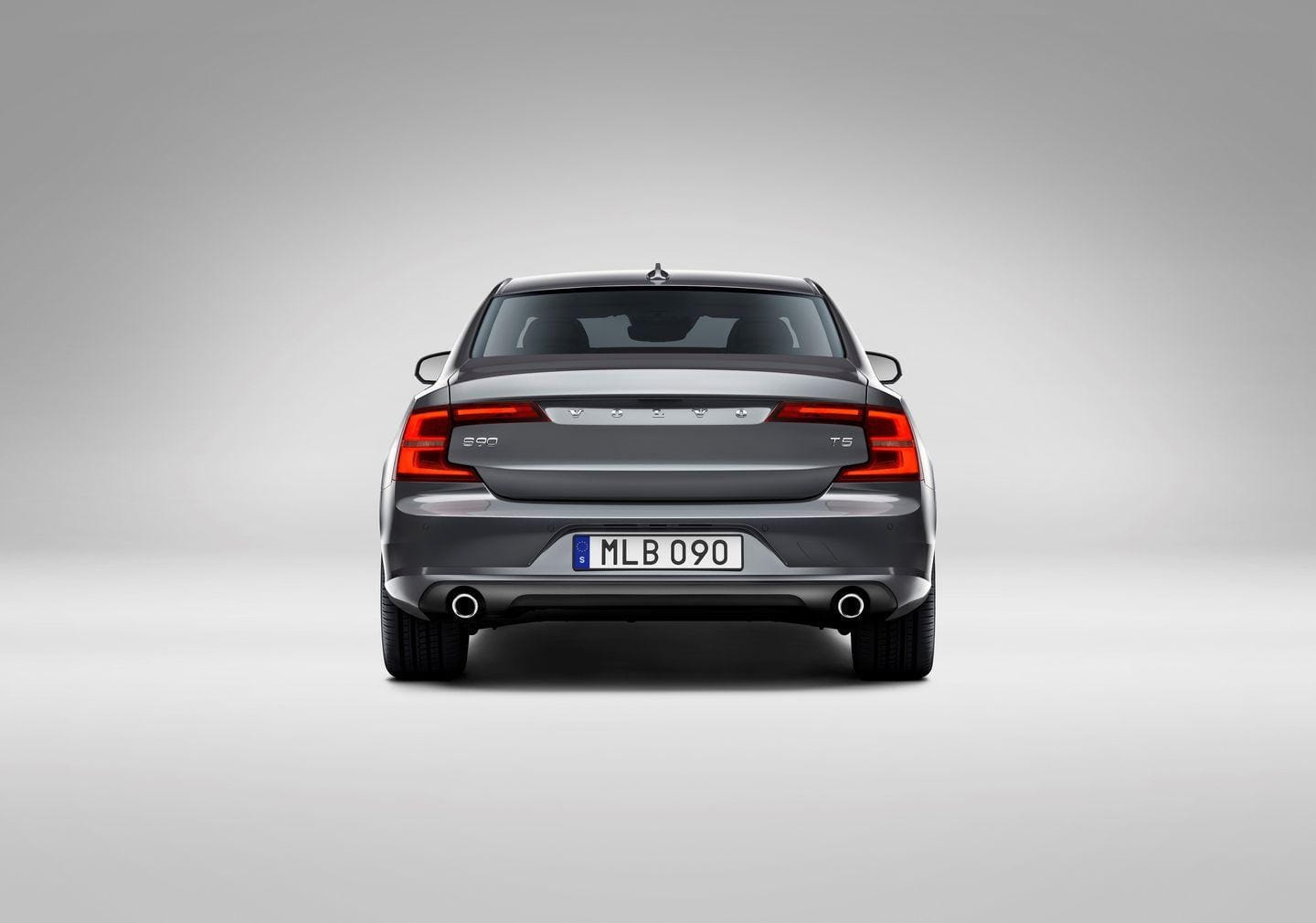 Perspectiva completa de la zaga del Volvo S90 en estudio.