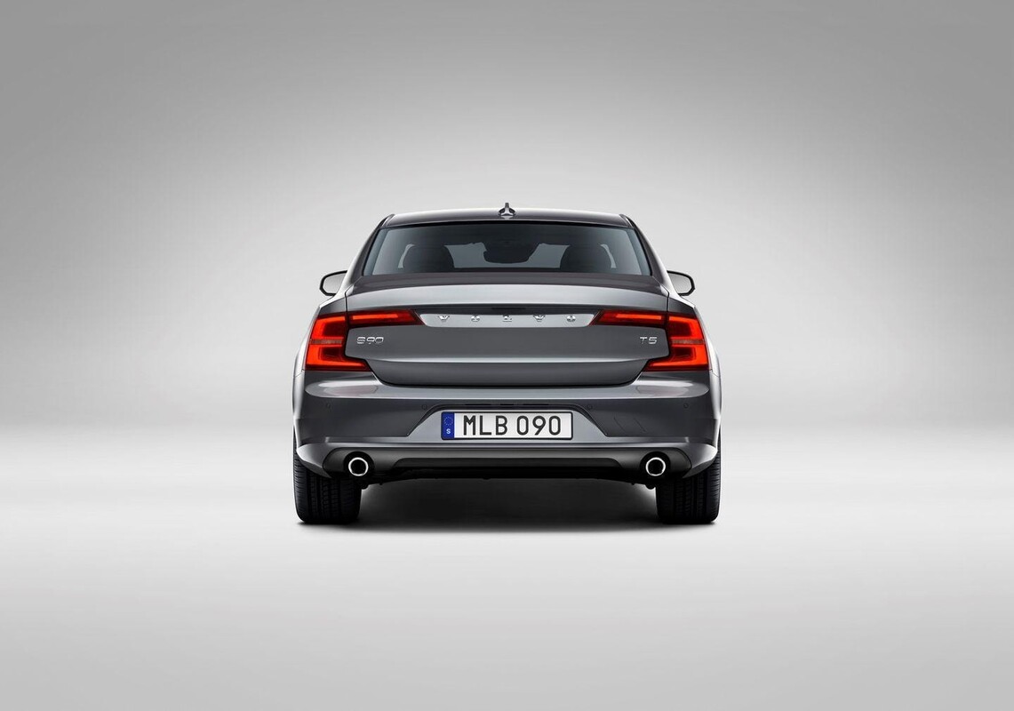 Perspectiva completa de la zaga del Volvo S90 en estudio. Perspectiva completa de la zaga del Volvo S90 en estudio.