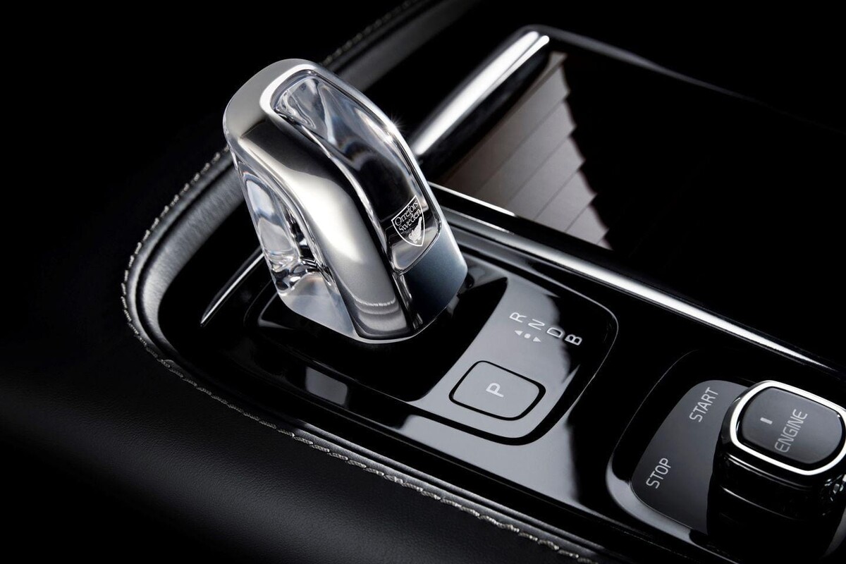 Detalle del pomo de la palanca de cambios de cristal en el Volvo S90. Detalle del pomo de la palanca de cambios de cristal en el Volvo S90.