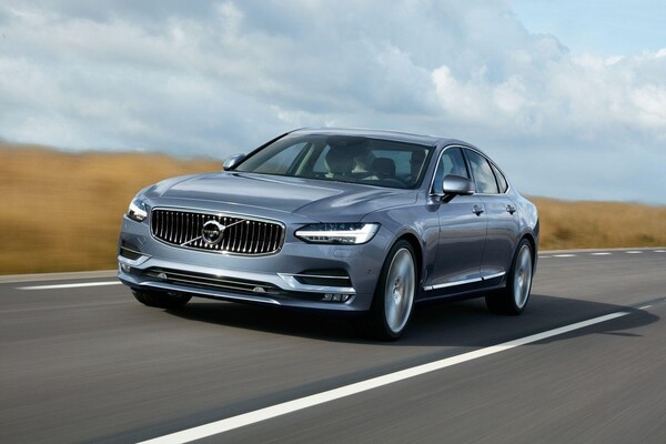 El S90 en pleno dinamismo, mostrando su perfil delantero y lateral en carretera. El S90 en pleno dinamismo, mostrando su perfil delantero y lateral en carretera.