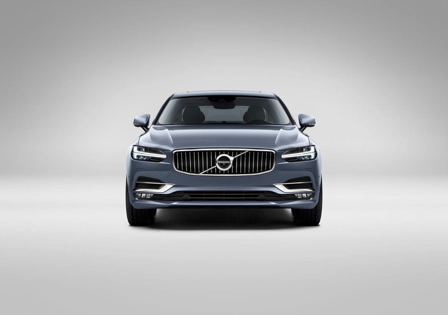 Vista frontal del Volvo S90, donde se aprecia su elegancia y sobriedad.