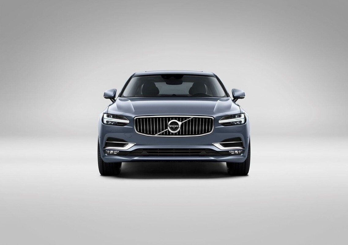 Vista frontal del Volvo S90, donde se aprecia su elegancia y sobriedad. Vista frontal del Volvo S90, donde se aprecia su elegancia y sobriedad.