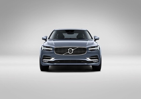 Vista frontal del Volvo S90, donde se aprecia su elegancia y sobriedad. Vista frontal del Volvo S90, donde se aprecia su elegancia y sobriedad.