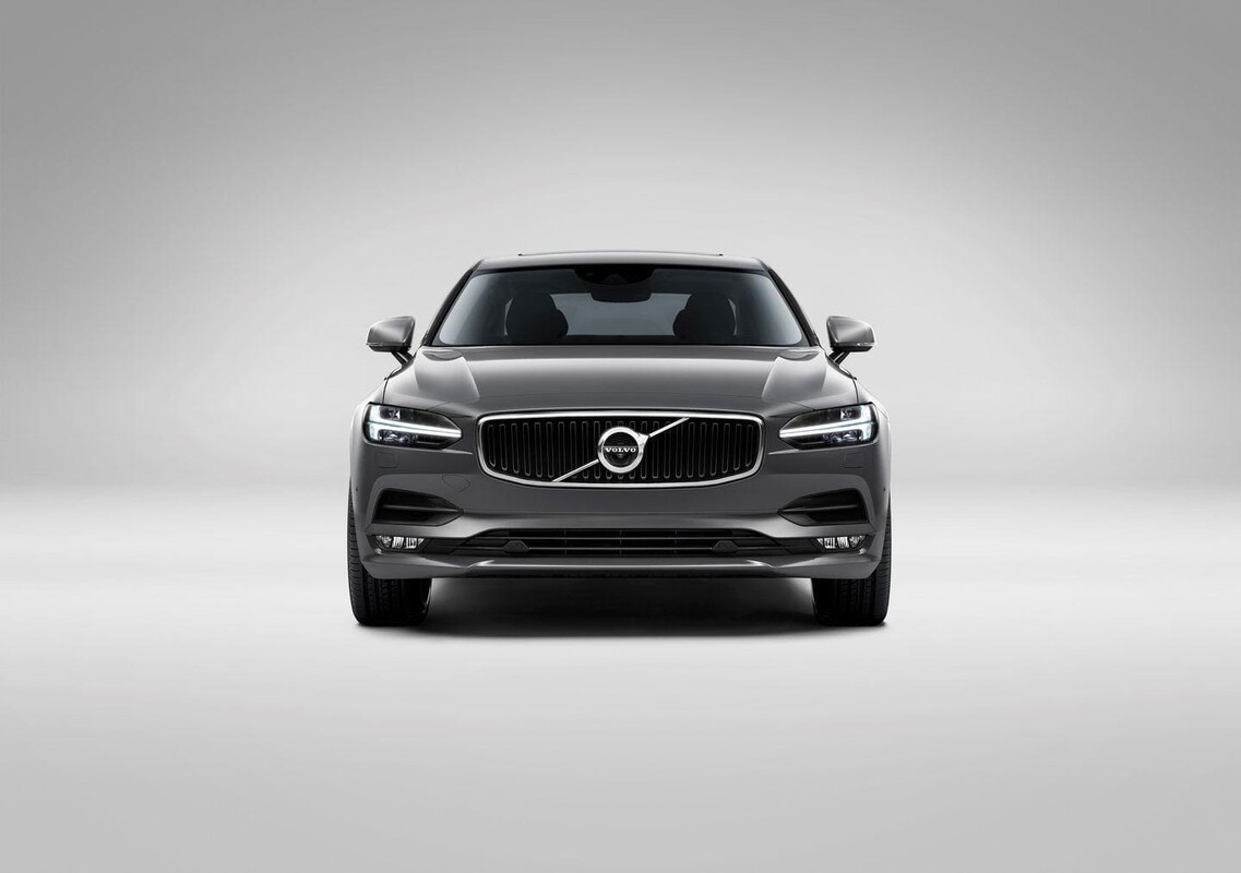 Frente estilizado del Volvo S90 con diseño escandinavo minimalista. Frente estilizado del Volvo S90 con diseño escandinavo minimalista.