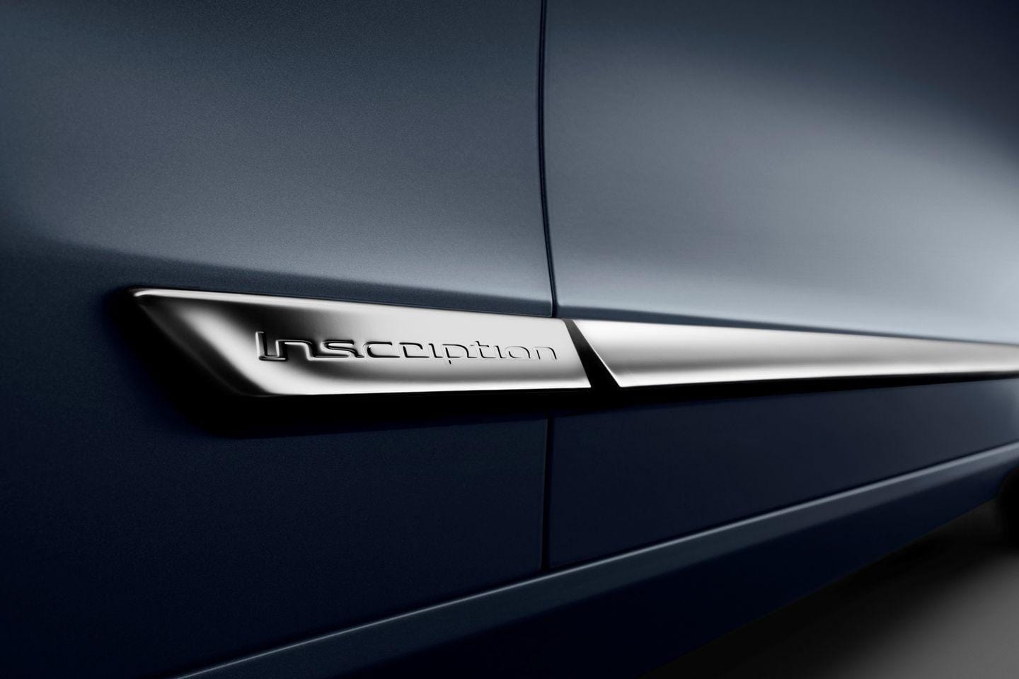 Detalle de la inscripción "Inscription" como prueba de nivel de acabado superior.