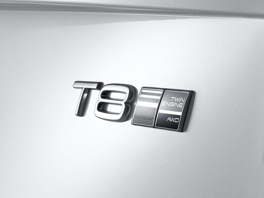Detalle del emblema T8 Twin Engine, identificativo de su sistema híbrido enchufable. Detalle del emblema T8 Twin Engine, identificativo de su sistema híbrido enchufable.
