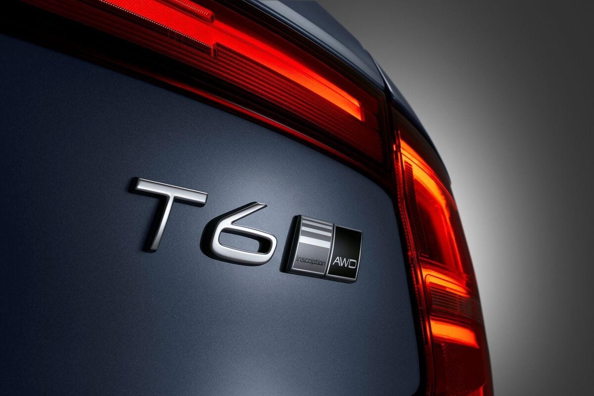 Detalle de la insignia "T6 AWD" indicando el tren motriz del coche. Detalle de la insignia "T6 AWD" indicando el tren motriz del coche.