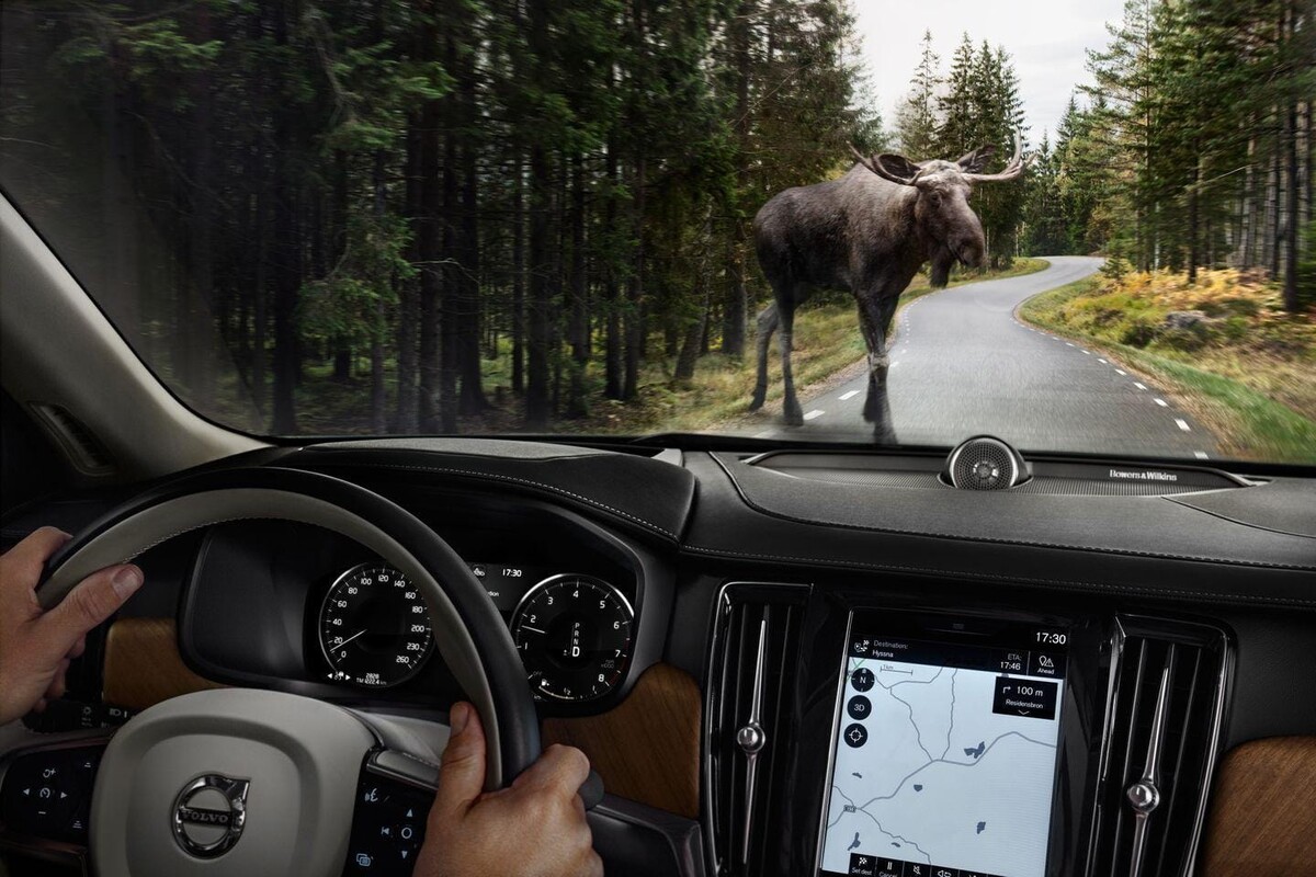 Interior del Volvo S90 mientras el conductor interactúa con el sistema de infotenimiento. Interior del Volvo S90 mientras el conductor interactúa con el sistema de infotenimiento.